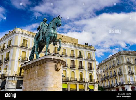 Statua Equestre Di Carlo Iii Di Spagna Puerta Del Sol Immagini E