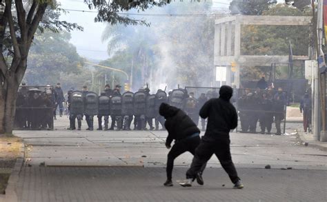 Argentina El Presidente Argentino Exige El Cese De La Represión