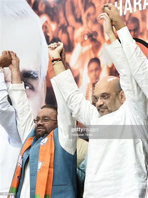 Former Bsp Leader Swami Prasad Maurya Being Welcomed By Bjp President