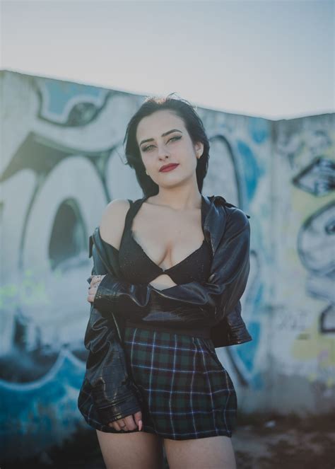 TW Pornstars - Maria Wars . Twitter. Quieres que me lo quite todo? 🔥