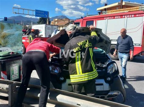 Scontro Tra Un Auto E Un Camion Sull Aurelia A Borgio Verezzi Due