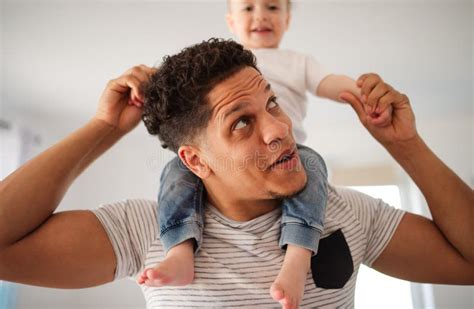 Padre Y Peque O Hijo Del Ni O Dentro En Casa Jugando Imagen De Archivo