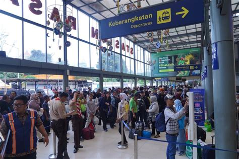 Tiket Ka Ludes Juta Kursi Ribu Penumpang Tiba Di Stasiun