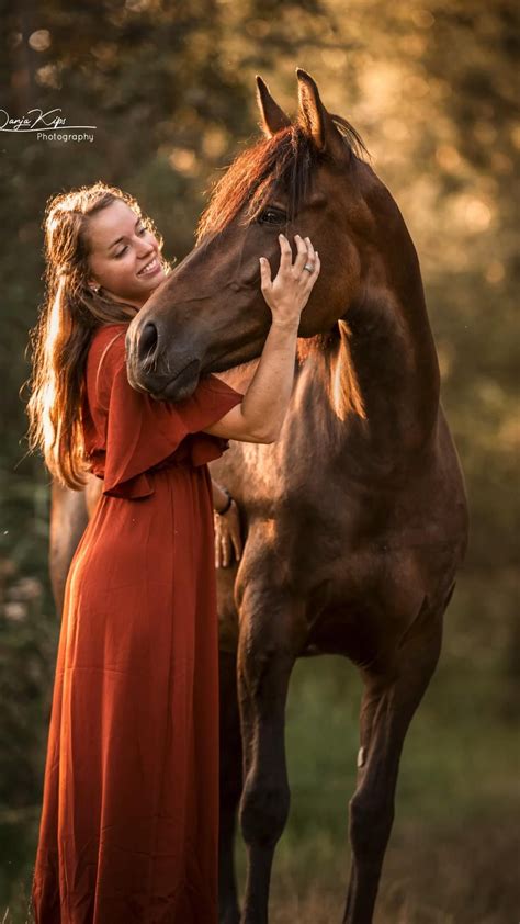 Photoshoot during sunset with a horse and a girl – Artofit