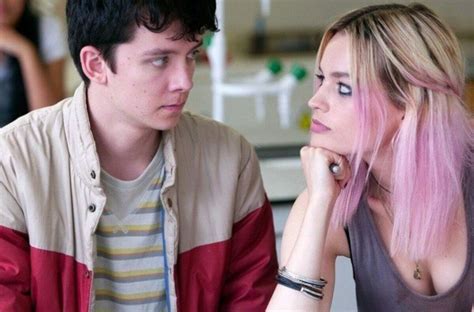 Atriz De Sex Education Vive Romance Na Vida Real Revista Pepper