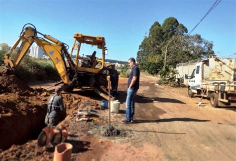 Saema realiza substituição de rede de esgoto na Avenida Carola