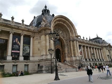 Spaces For Rent Near Grand Palais | Storefront