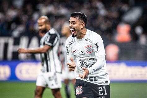 Vitória quer empréstimo do lateral esquerdo Matheus Bidu do