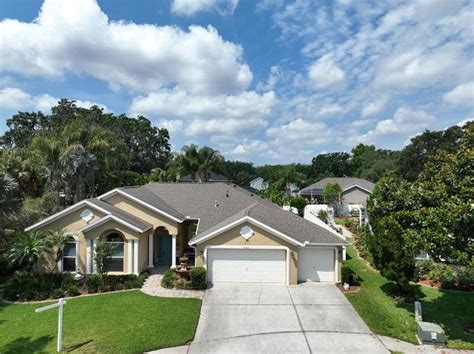 Homes For Sale With A Garage In Twin Lakes Of Brandon Valrico Fl Compass