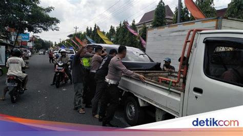 Kecelakaan Beruntun 4 Mobil Di Simpang Uny Kulon Progo