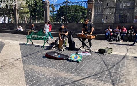 Músico tocó en las calles de Puebla para representar a México en