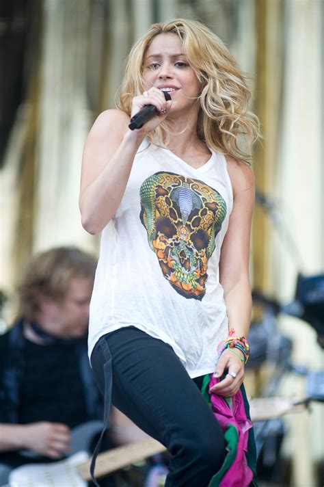 shakira-live-perform-at-glastonbury-festival-at-worthy-farm-35 – GotCeleb