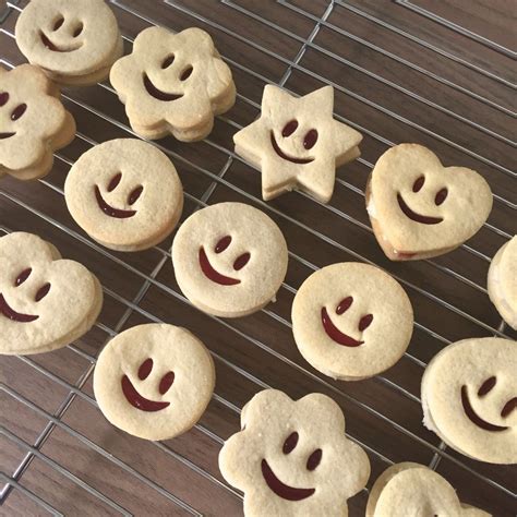 Smiley Jammy Dodgers Jammy Dodgers Butter Cookies Easy Jammie