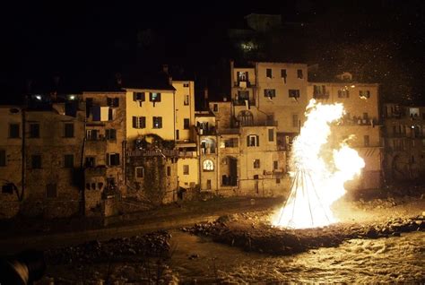 Scintille Di Luce Tra Le Gocce Di Pioggia La Notte Del Fal Di Sant