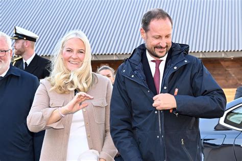 Prinzessin Mette Marit Prinz Haakon Lächeln sie den Skandal weg