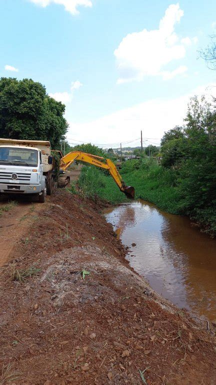 Secretaria de Viação e Obras Realiza Limpeza no Rio