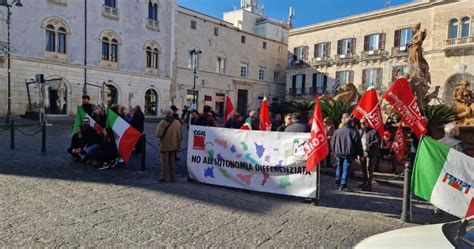 Autonomia Differenziata Sit In In Piazza Archimede