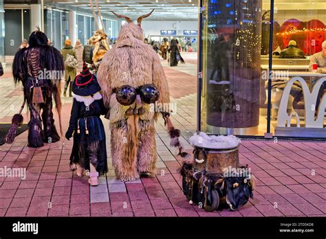 Bestien Und Hexen Am Flughafen En M Nchen Acerca Del Producto