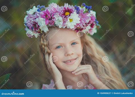 La Fille Blonde Mignonne Avec Le Portrait Troit D Yeux Bleus Portant