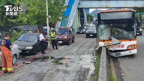 公車司機恍神！新店環快自撞玻璃全裂、車門掉 4乘客傷│新北新店│台北客運│自撞分隔島│tvbs新聞網