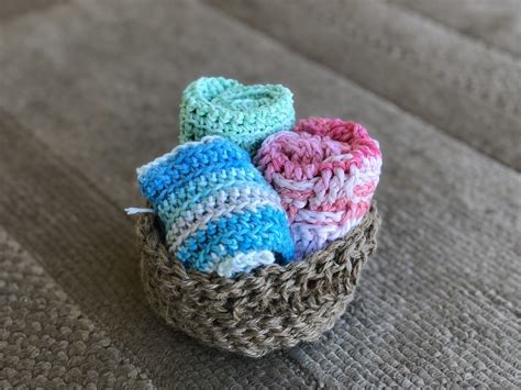 Easy Crochet Washcloths Gift Ideas - Hobbies on a Budget