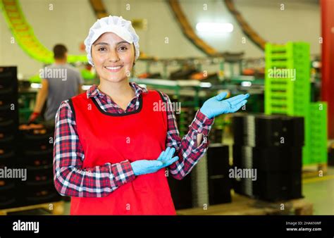 Mujer ofrece inspeccionar la línea de clasificación automática de