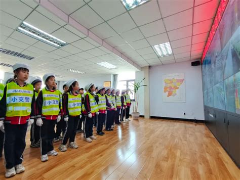 平泉市人民政府 动态要闻 府前小学组织学生到市交警大队参观