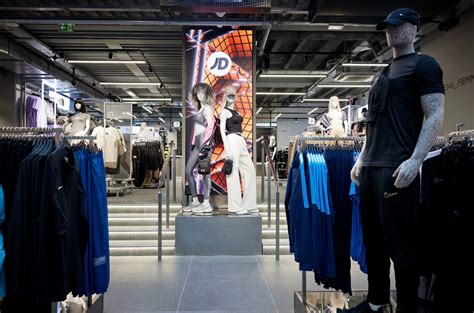 Champs Elysées JD Sports setzt auf Digital Signage invidis