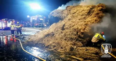 El incendio de un camión cargado de pacas de paja provoca el corte de