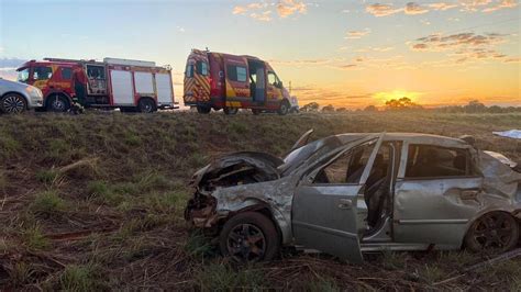 Duas Pessoas Morrem E Três Ficam Feridas Após Colisão Entre Carro E