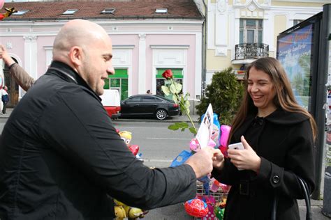 Estitka Za Mart Aktivisti Sns Zemun Podelili Damama Ru E Foto