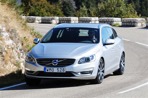 Volvo V60 D4 review | Auto Express