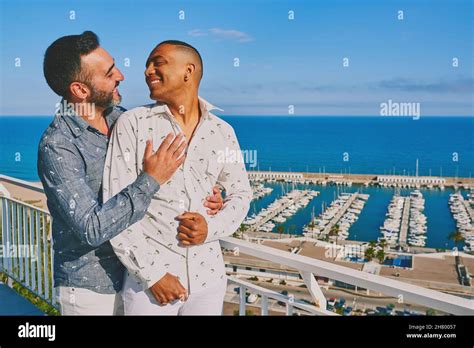 Jeune homme gay font l amour Banque de photographies et dimages à haute résolution Alamy