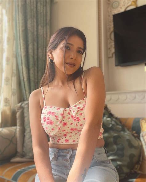 ஈரம சடட சடட படகவரசச பஸ வயட கடடய சகஷ அகரவல Actress sakshi agarwal hot