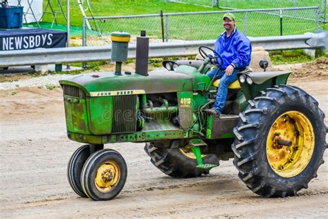 Granjero Que Conduce Su Tractor Foto de archivo - Imagen de blanco, grano: 30560574