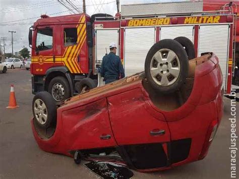 Carro é lançado e capota após bater em Uno em cruzamento no Coronel