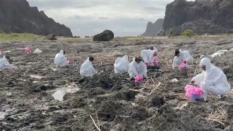 綠島柚子湖遭重油污染 地形受限仍需1到2週清污 ｜ 公視新聞網 Pnn