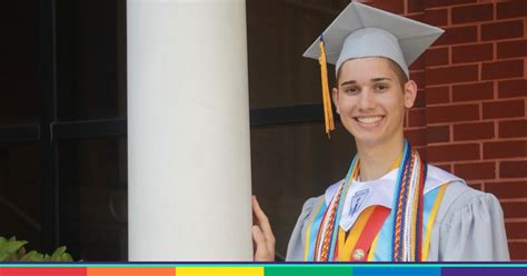 Scoprono Che Gay E Lo Cacciano Di Casa Continua A Studiare Grazie Ad Una Colletta