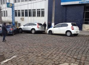 Rua Campos Novos Condutora Perde O Controle E Colide Em Dois Carros