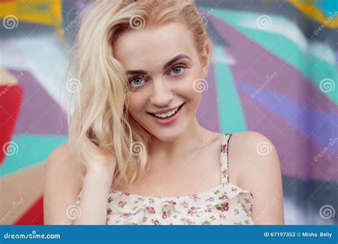 Femme Blonde De Sourire Heureuse De Portrait Belle Avec Des Yeux Bleus Image Stock Image Du