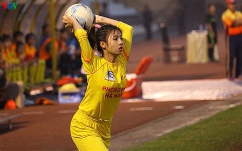 Cư dân mạng phát sốt với nữ cầu thủ hot girl của đội tuyển U19 Việt Nam đã xinh lại còn đá bóng