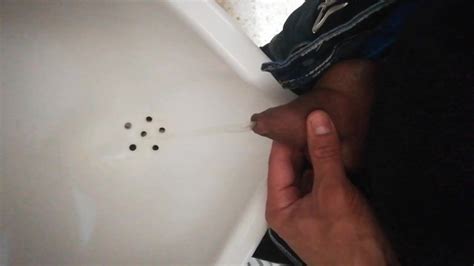 公衆トイレで必死に放尿して危うく捕まりそうになった Pornhub Gay