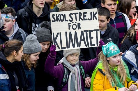 Greta Thunberg Klimaaktivistin Demonstriert Mit Tausenden Menschen In