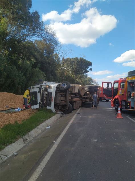 Caminh O Carregado Sai Da Pista E Tomba Na Br Clicrdc