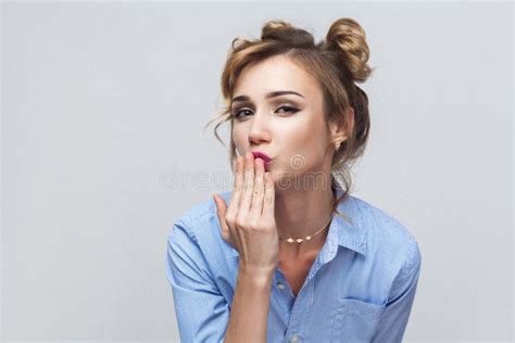 Le Portrait Des Happines Et La Belle Femme Blonde Envoient Des Baisers D Air Photo Stock Image