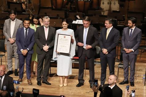 Vereadores ignoram decisão judicial e fazem homenagem a Michelle