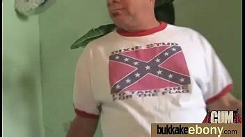 Ébano novia toma enormes cargas de semen en su cara XVIDEOS