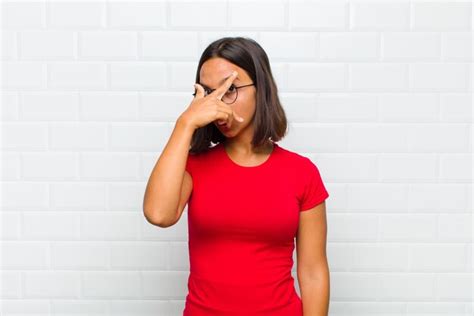 Mujer Latina Que Parece Sorprendida Asustada O Aterrorizada Cubriendo La Cara Con La Mano Y