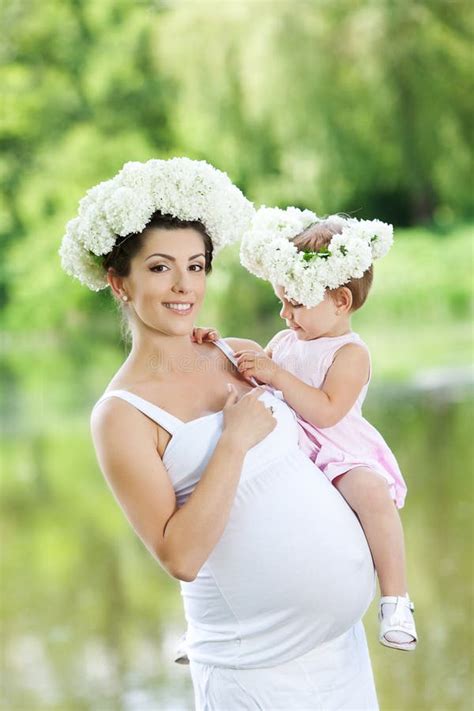 Madre Embarazada Y Su Hija Foto De Archivo Imagen De Feliz 31895178