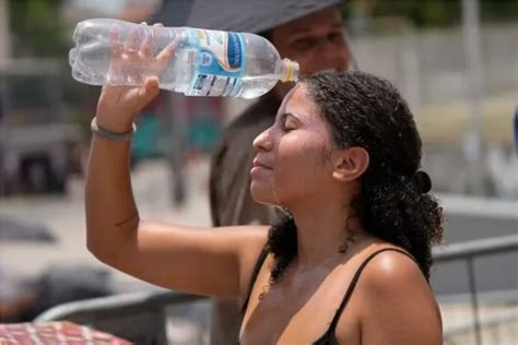 Siete hábitos caseros para refrescarte este verano y colaborar con el